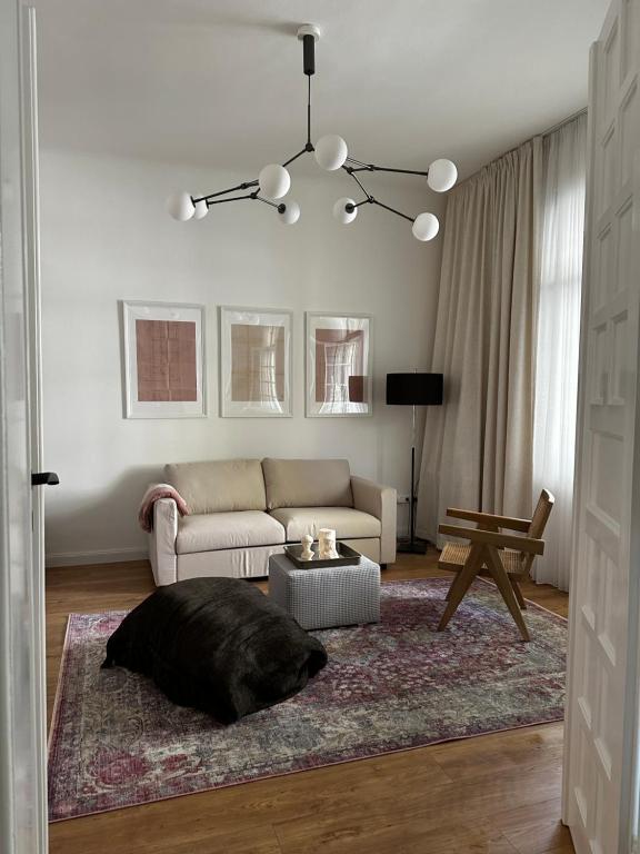 uma sala de estar com um sofá e uma mesa em Moderný apartmán v centre Bratislavy em Bratislava