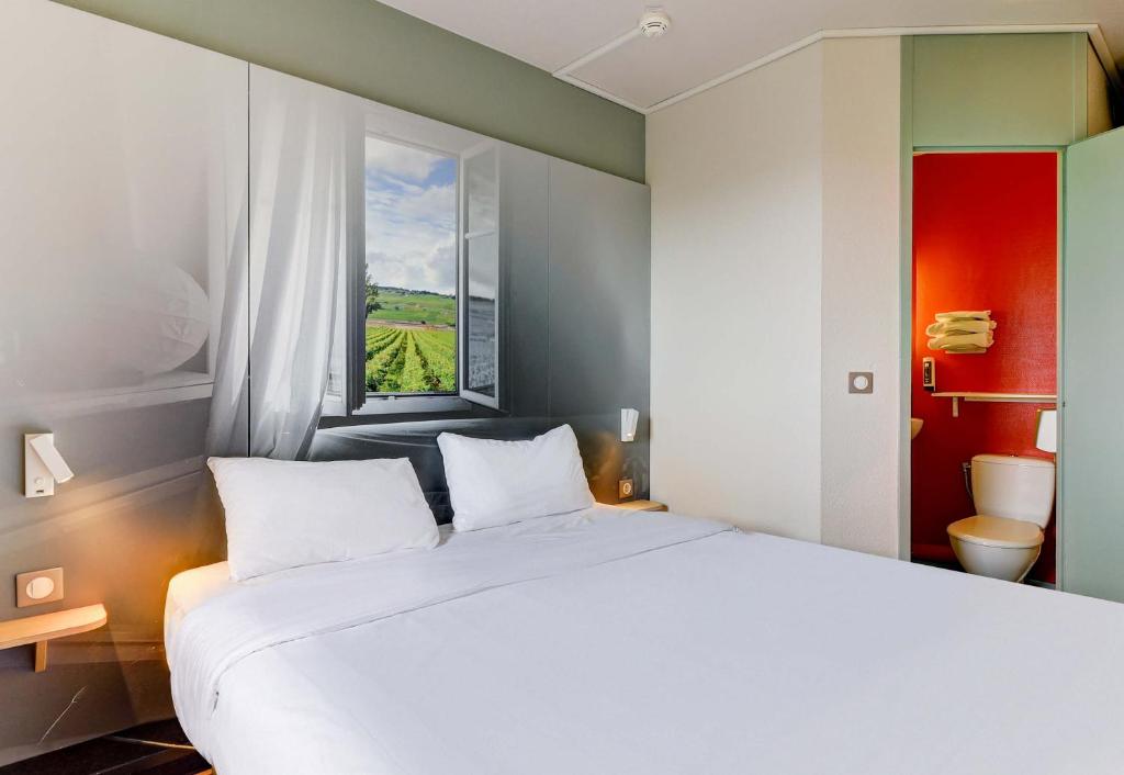 Postel nebo postele na pokoji v ubytování B&B HOTEL Beaune Sud 2
