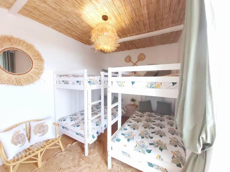 een slaapkamer met 2 stapelbedden en een plafond bij Appt à 5 min de Barbizon - 15 min de Fontainebleau in Perthes-en-Gâtinais