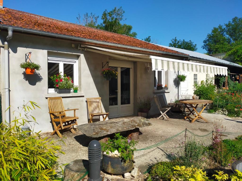dom z patio ze stołem i krzesłami w obiekcie Logis51 w mieście Ville-sur-Tourbe