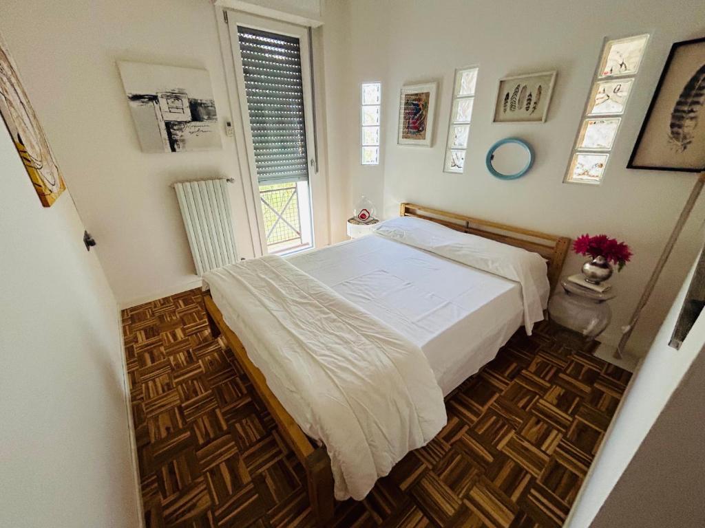 een slaapkamer met een bed en een raam bij Appartamento Camilla in Ferrara