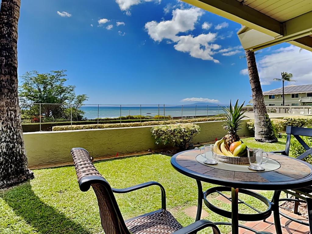 una mesa con una cesta de fruta en el patio en Shores of Maui 121, en Kihei