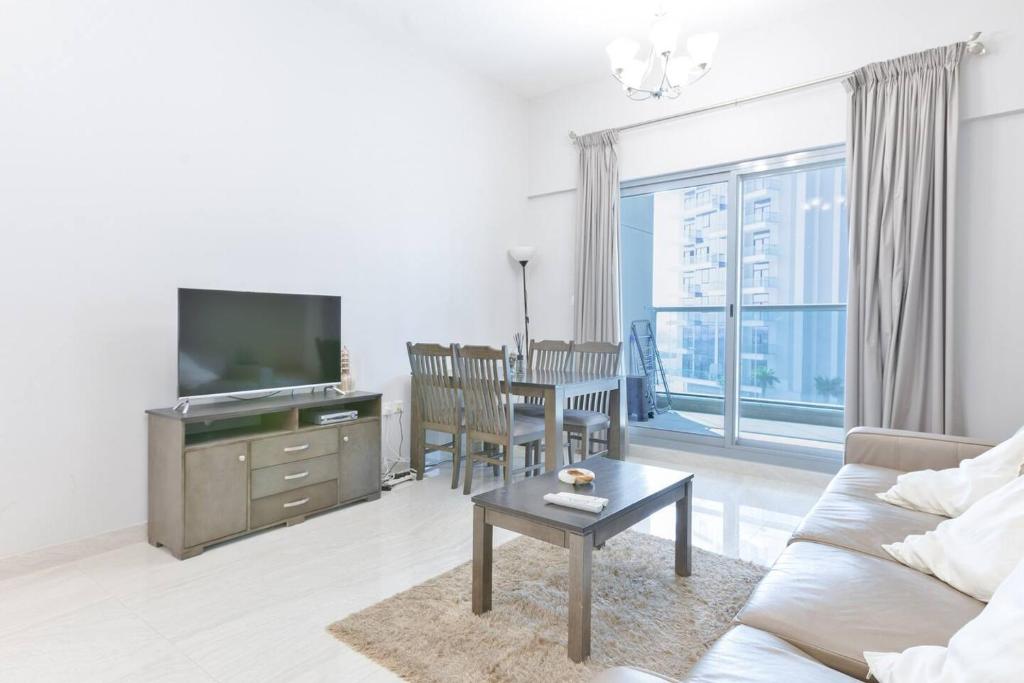 Posezení v ubytování Luxury StayCation - Vibrant 1BR Apartment With Pool & Huge Balcony