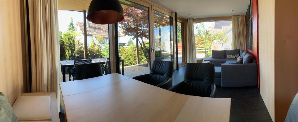 Posezení v ubytování Ahornlounge Faoug am Murtensee