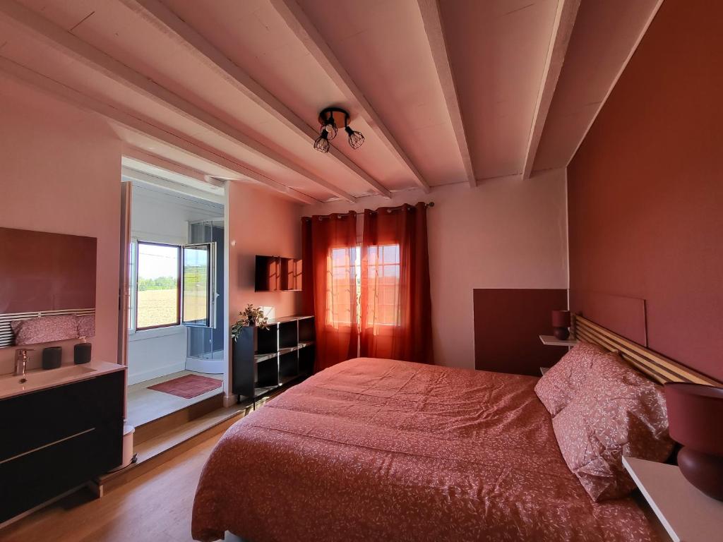 Postel nebo postele na pokoji v ubytování WonderBar (Auberge du Trinquet)