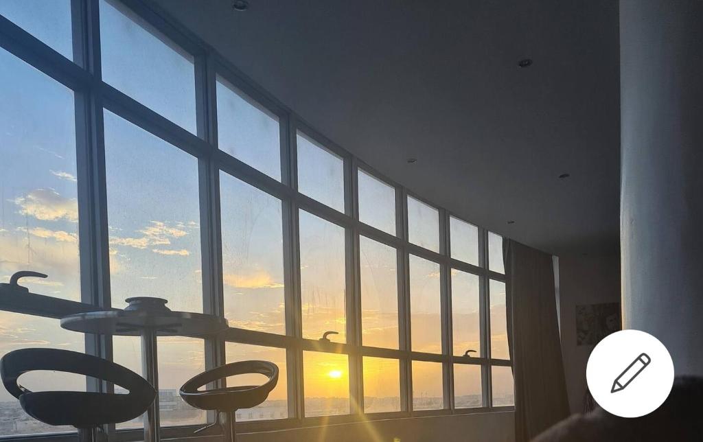 アガディールにあるVue panoramiqueの夕日を望む大きな窓が備わる客室です。