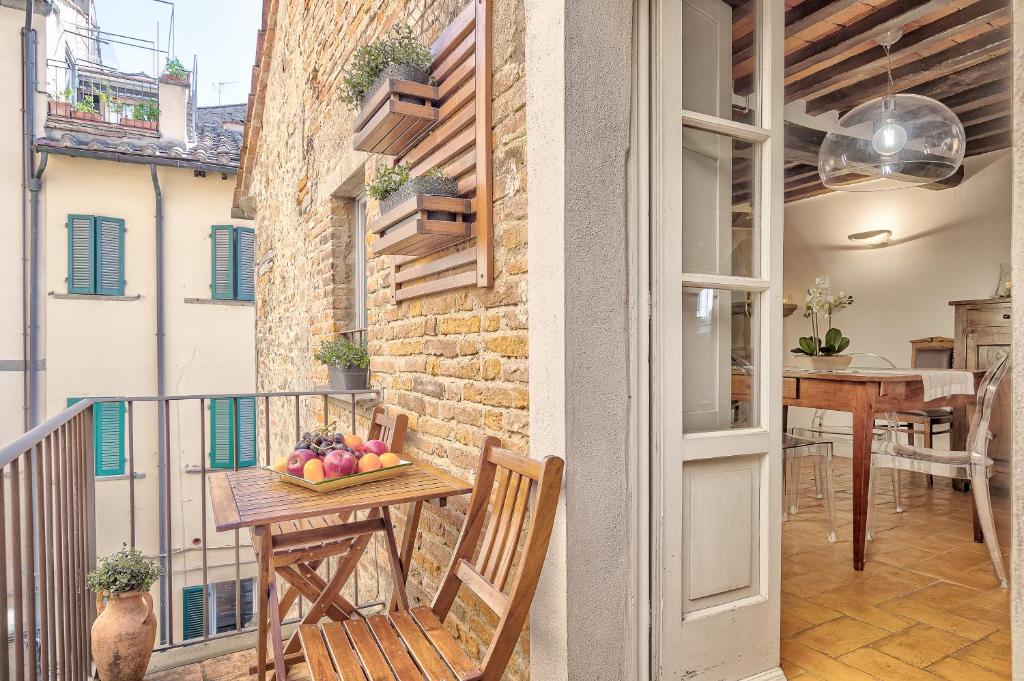- un balcon avec une table et des fruits dans l'établissement Casa Samuela - Together in Tuscany, à Cortone