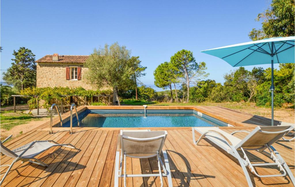 コティ・シアヴァーリにあるPet Friendly Home In Coti-chiavari With Outdoor Swimming Poolの木製デッキのプール(椅子、パラソル付)