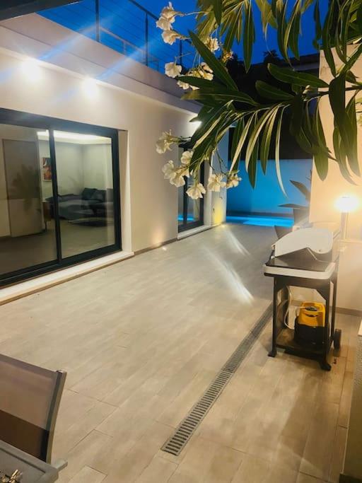 une pièce vide avec une table et une plante dans l'établissement Villa de vacances sur la Côte bleue à la couronne, à Martigues