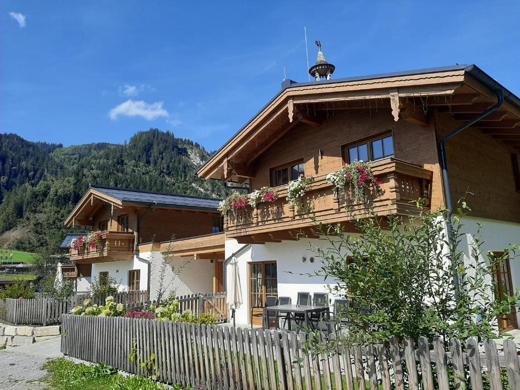 a house with a fence in front of it at Hochalmbahnen Chalets Rauris 1-04, Maislaufeldweg 1d in Rauris