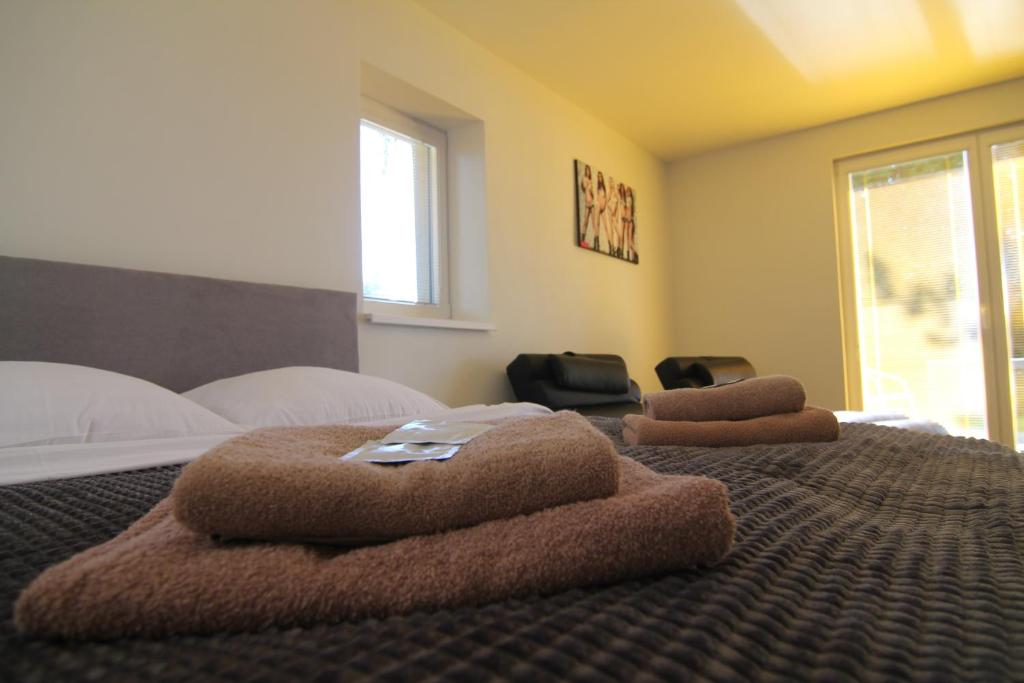 Postel nebo postele na pokoji v ubytování Trdlovy Apartmány a Chata Tatranec v areálu Jaškovské krčmy