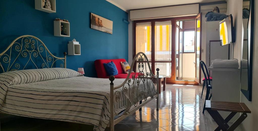 Residence Torre Giuseppina في نابولي: غرفة نوم بسرير وجدار ازرق