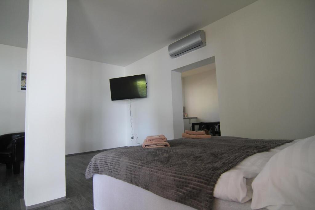 Postel nebo postele na pokoji v ubytování Trdlovy Apartmány a Chata Tatranec v areálu Jaškovské krčmy