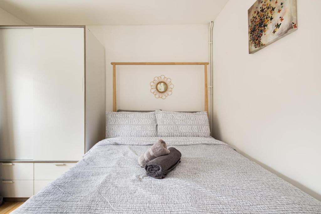 un dormitorio con una cama con un animal de peluche en 1BD Apartment near Olympic Park, East London en Londres