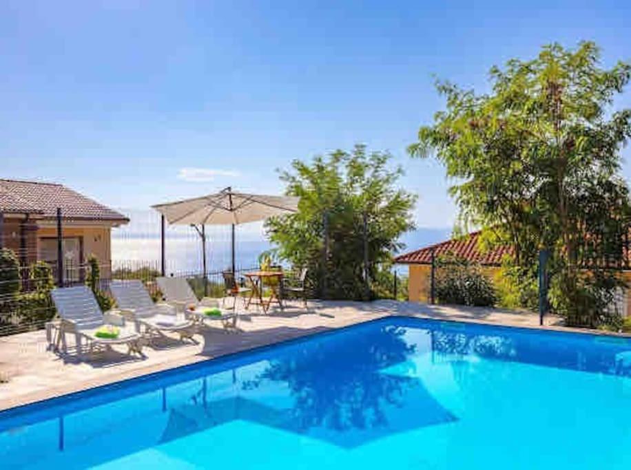 Veprinac的住宿－Ferienwohnung ,, Bella “in Poljane mit Pool，一个带椅子和桌子的游泳池