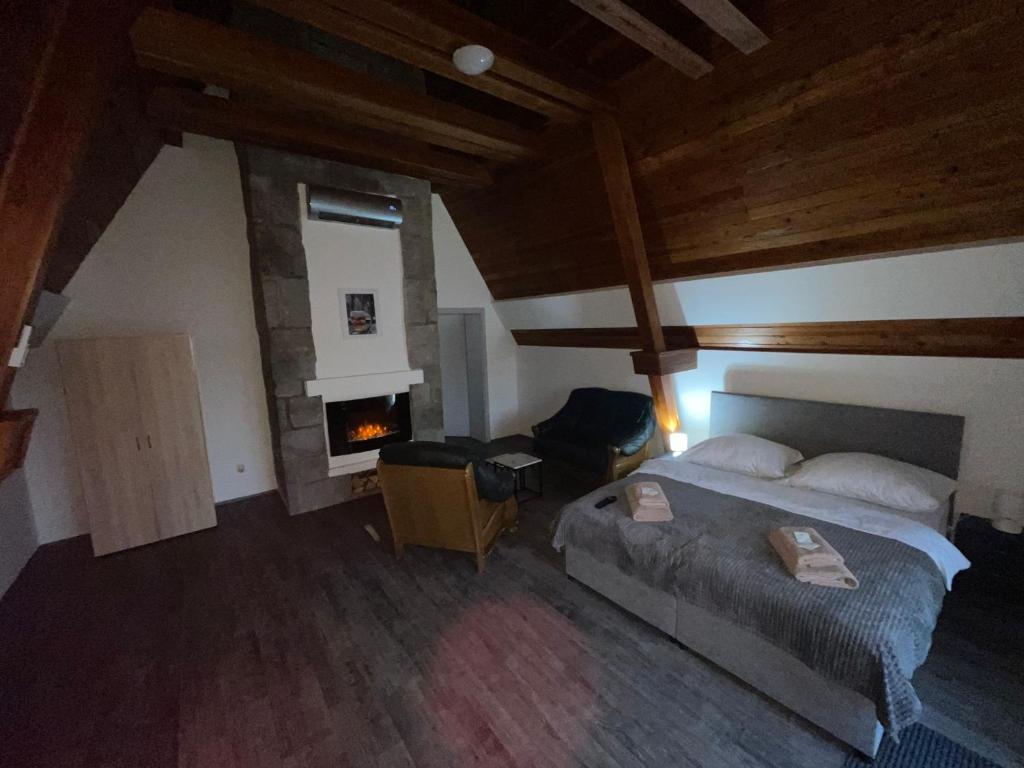 Postel nebo postele na pokoji v ubytování Trdlovy Apartmány a Chata Tatranec v areálu Jaškovské krčmy