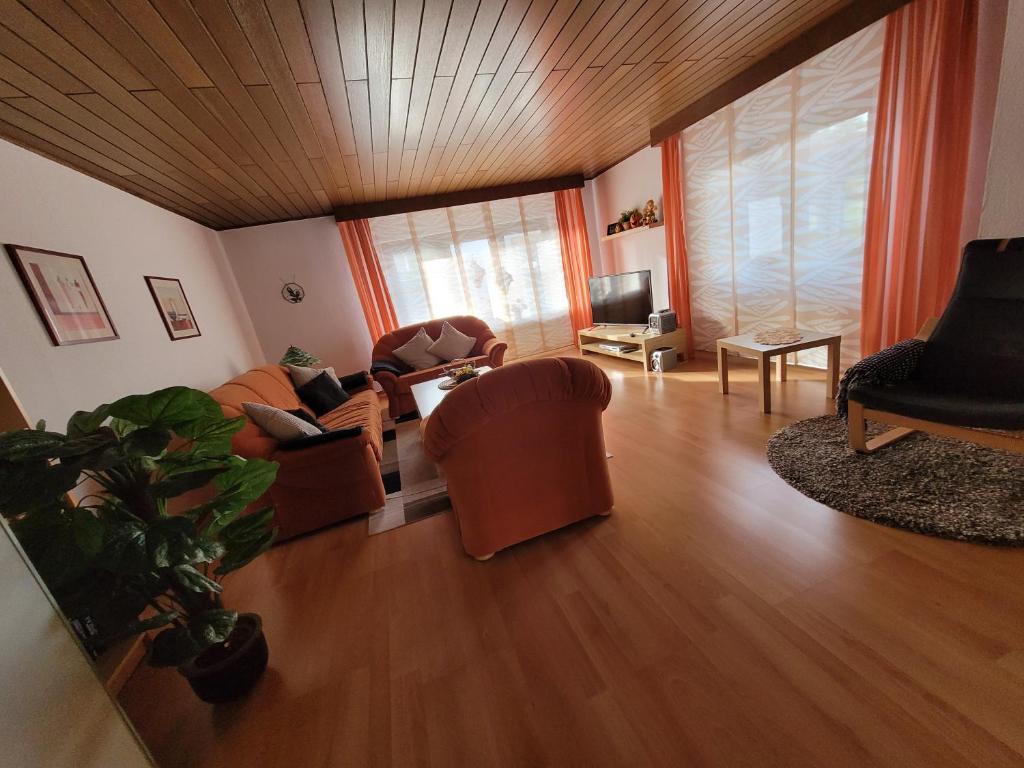 ein Wohnzimmer mit 2 Sofas und einem TV in der Unterkunft Eifelferienhaus Thome in Lissendorf