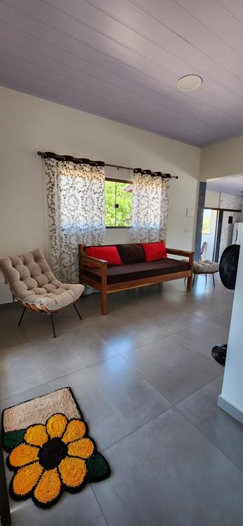 ein Schlafzimmer mit einem großen Bett in einem Zimmer in der Unterkunft Casa Ypê - Vila de São Jorge in Alto Paraíso de Goiás
