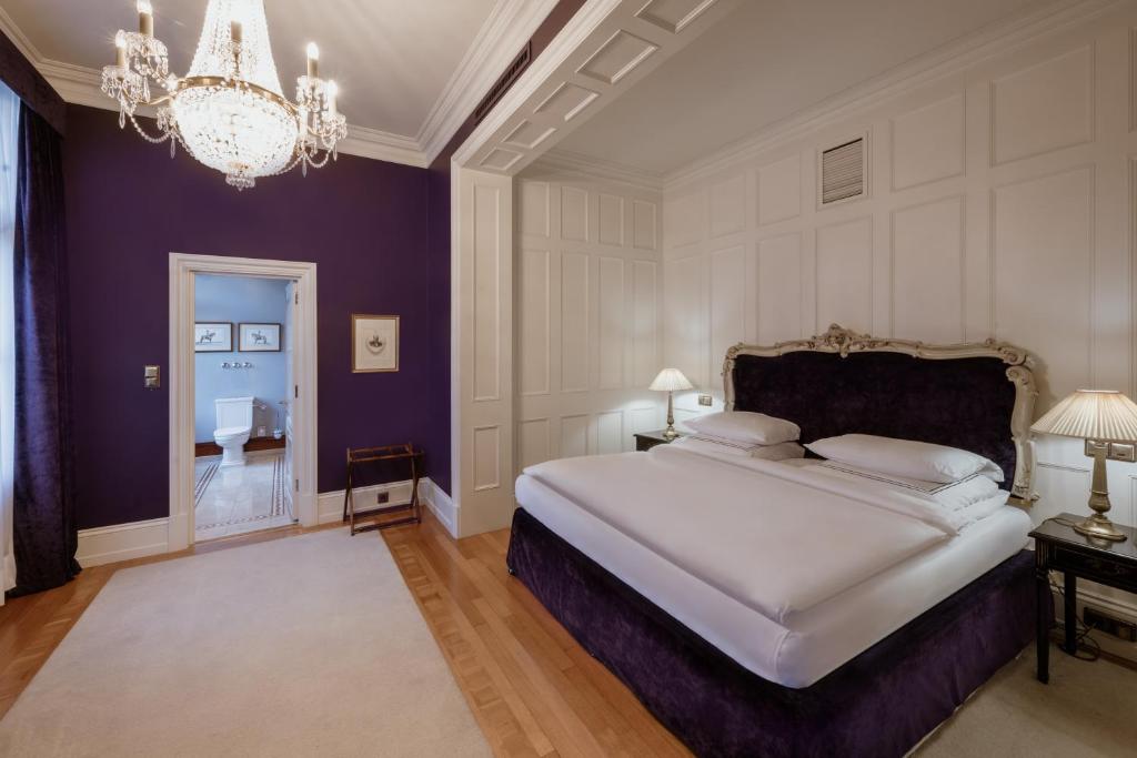 Postel nebo postele na pokoji v ubytování Schlosshotel Berlin