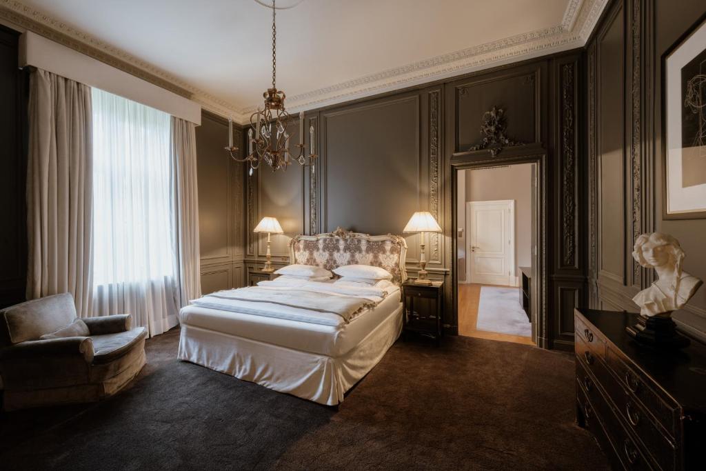 Postel nebo postele na pokoji v ubytování Schlosshotel Berlin