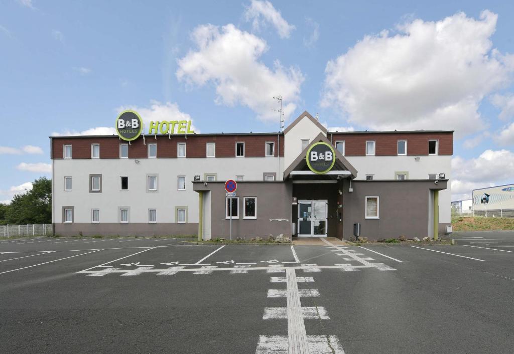 un hotel con un parcheggio di fronte di B&B HOTEL Le Mans Nord 1 a Saint-Saturnin