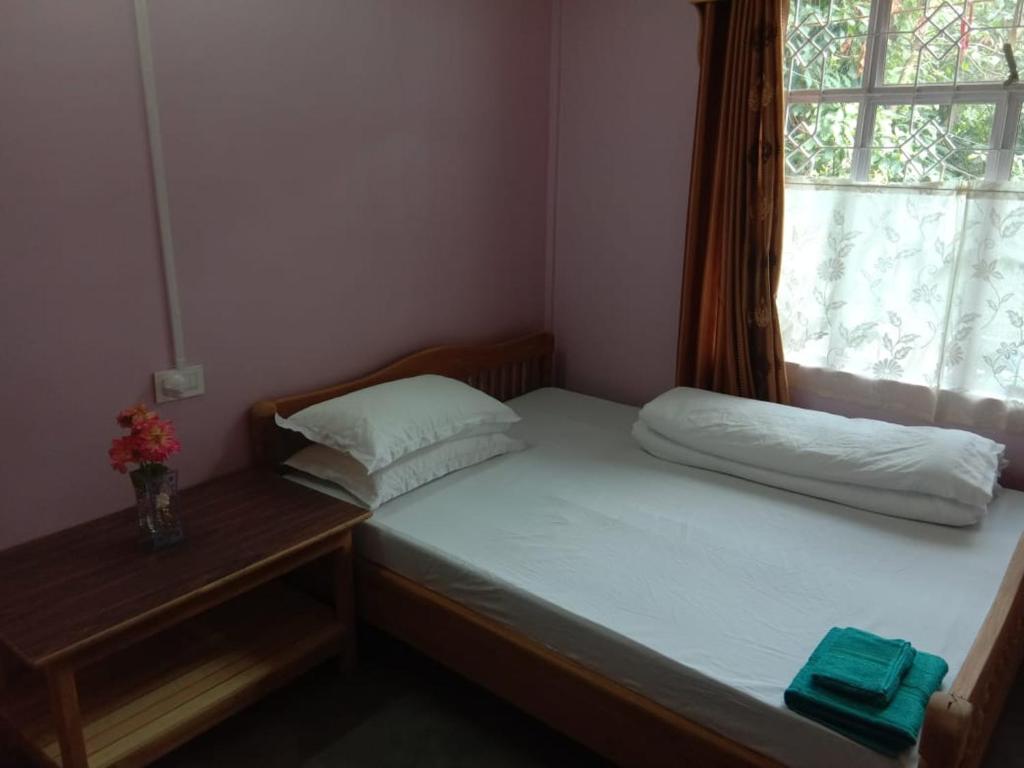 Postel nebo postele na pokoji v ubytování Sai Saraswati Homestay