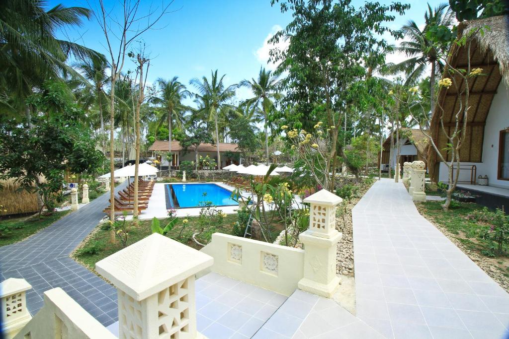 - Vistas a la piscina de un complejo en Coco Resort Penida, en Nusa Penida
