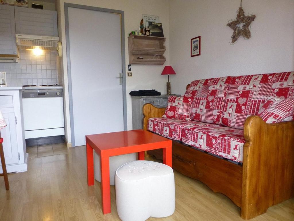 ein Wohnzimmer mit einem Sofa und einem Tisch in der Unterkunft Appartement Huez, 2 pièces, 4 personnes - FR-1-405-140 in L'Alpe-d'Huez