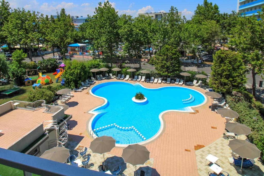 Bazén v ubytování Hotel Duca di Kent nebo v jeho okolí
