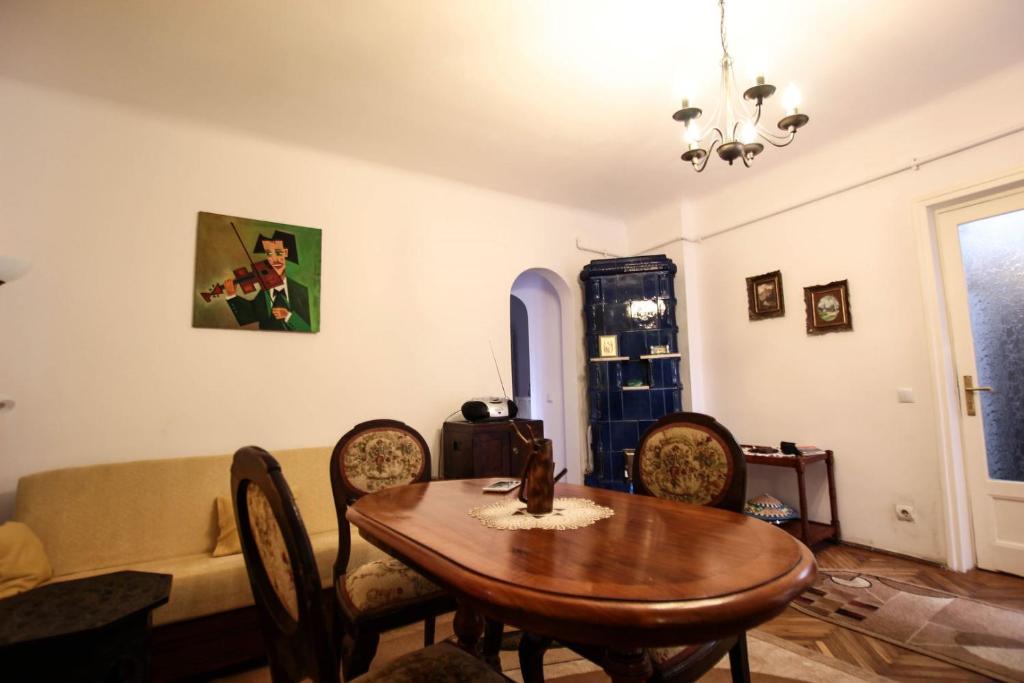 uma sala de estar com uma mesa e um sofá em Casa Dell'Edera em Bucareste