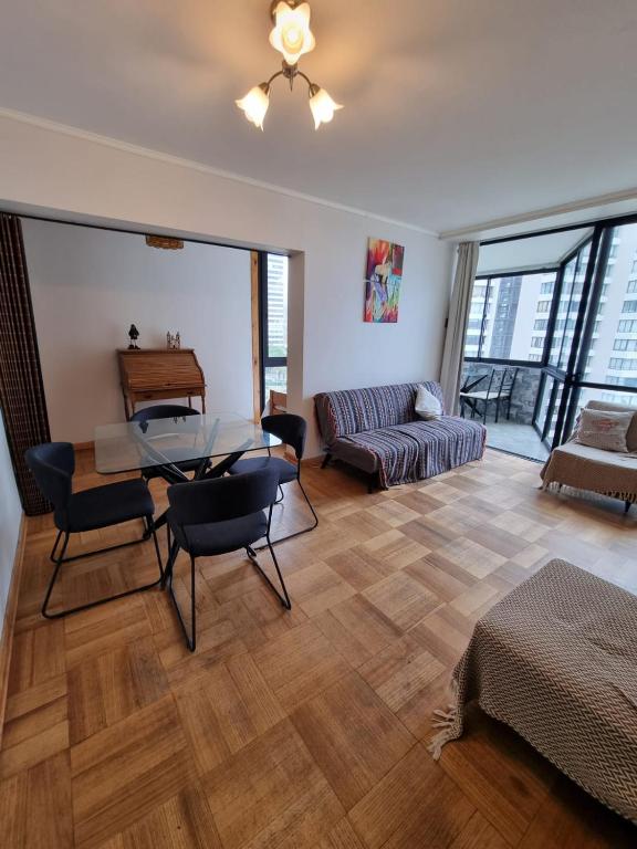 a living room with a table and a couch at Vista al Mar Departamento - Edificio Acapulco in Viña del Mar