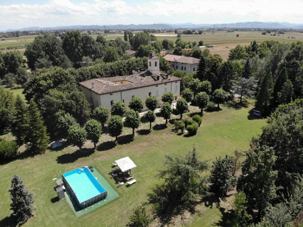 uma vista aérea de uma grande propriedade com uma piscina em La Torre di Longara em Calderara di Reno