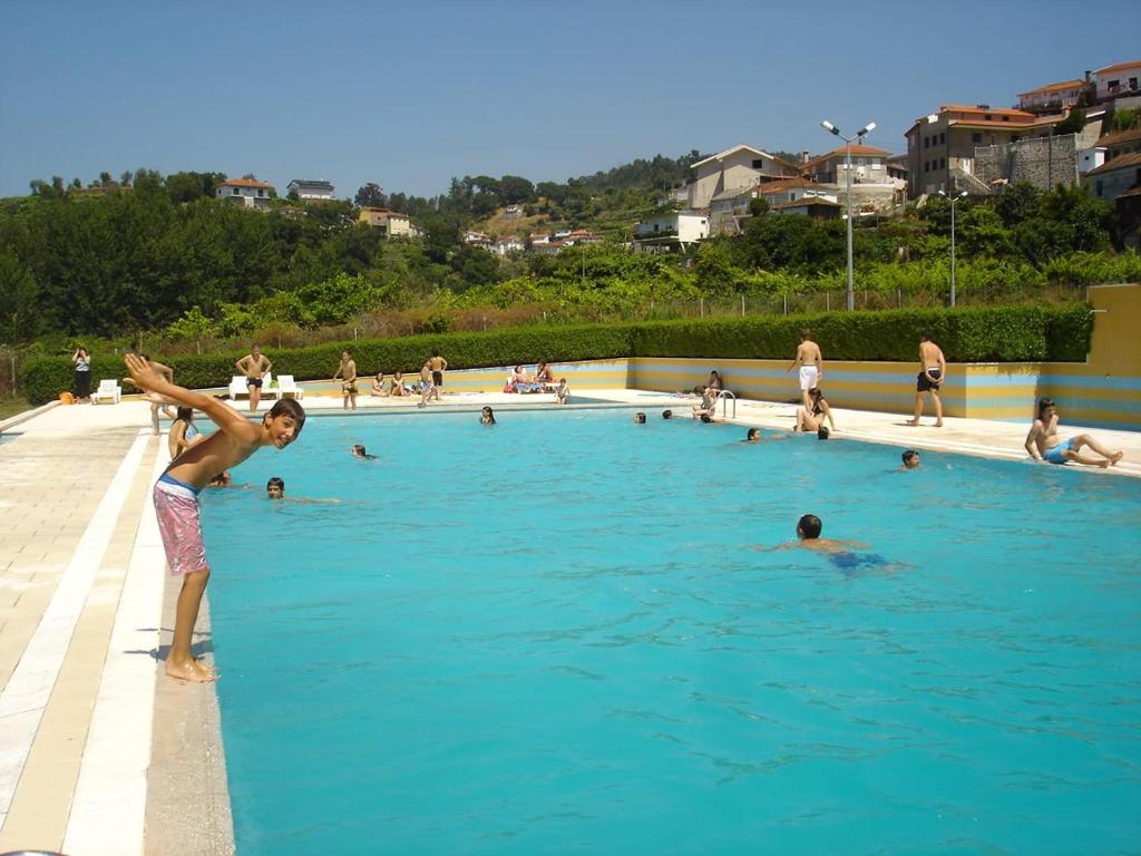 un joven parado en una piscina en Castelo de Paiva, São Martinho de Sardoura, en Castelo de Paiva