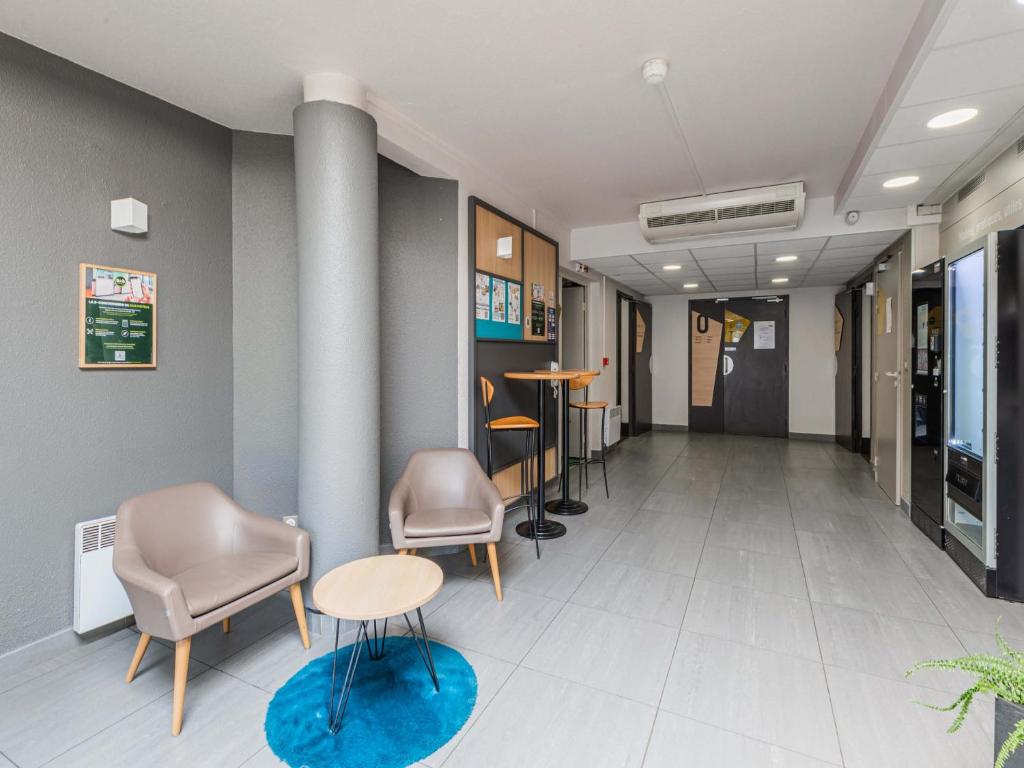 TV a/nebo společenská místnost v ubytování B&B HOTEL Strasbourg Sud Ostwald