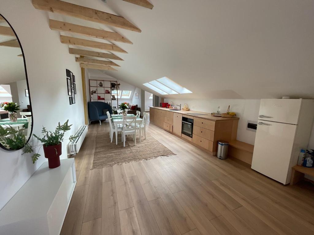 a kitchen and living room with a table and chairs at Fericirii A in Cluj-Napoca