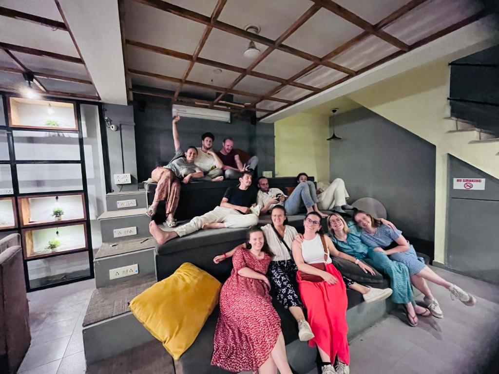 eine Gruppe von Personen, die auf Sofas in einem Raum sitzen in der Unterkunft HOT - House Of Travellers Taj view in Agra