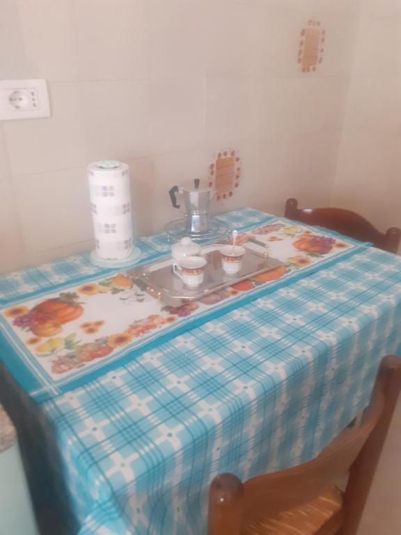 una mesa con un mantel con dos tazones. en I Paoletti apartment! en Quartu SantʼElena