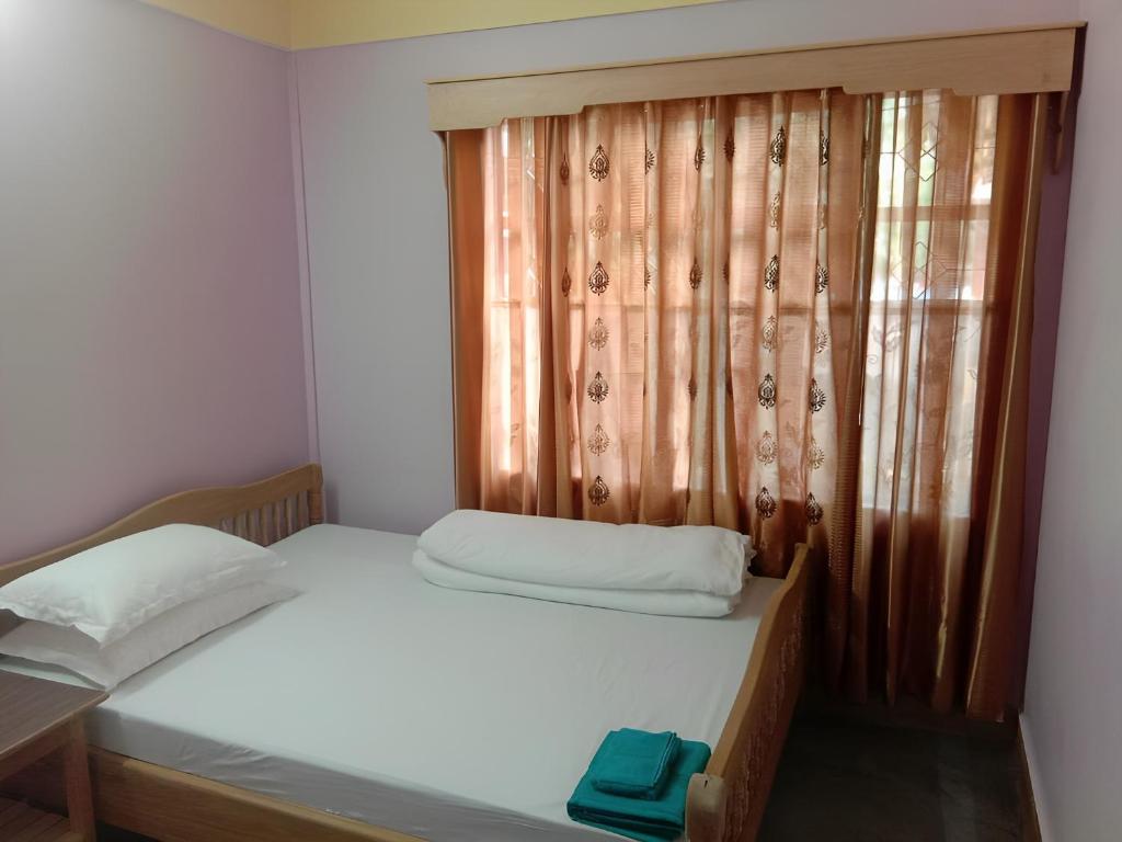 Postel nebo postele na pokoji v ubytování Sai Saraswati Homestay