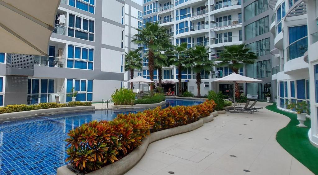 Bazén v ubytování Grand Avenue Pattaya - Luxury Suite - 2 bedroom 2 baths - Pool-view nebo v jeho okolí