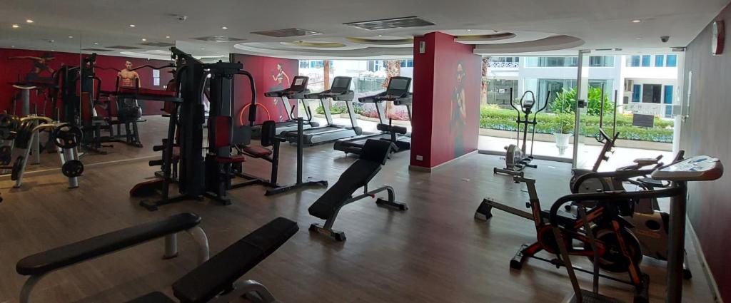 Fitness centrum a/nebo fitness zařízení v ubytování Grand Avenue Pattaya - Luxury Suite - 2 bedroom 2 baths - Pool-view