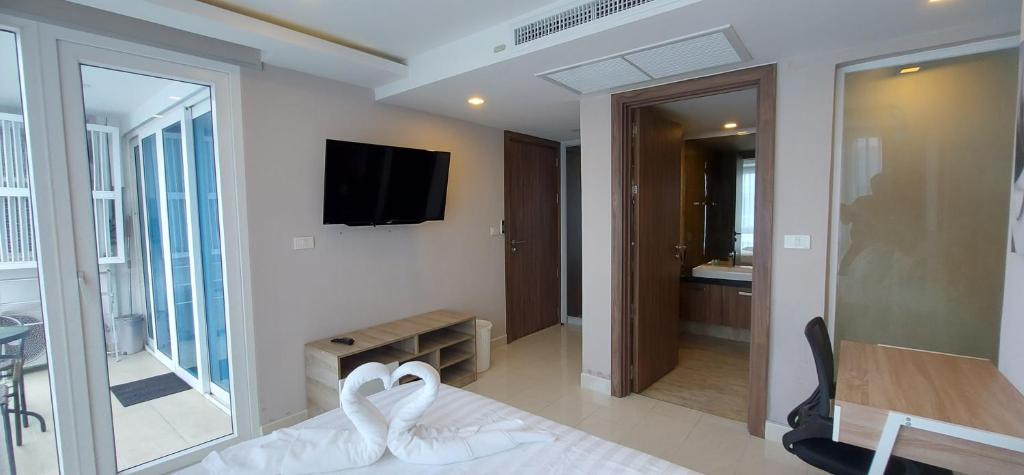 TV a/nebo společenská místnost v ubytování Grand Avenue Pattaya - Luxury Suite - 2 bedroom 2 baths - Pool-view