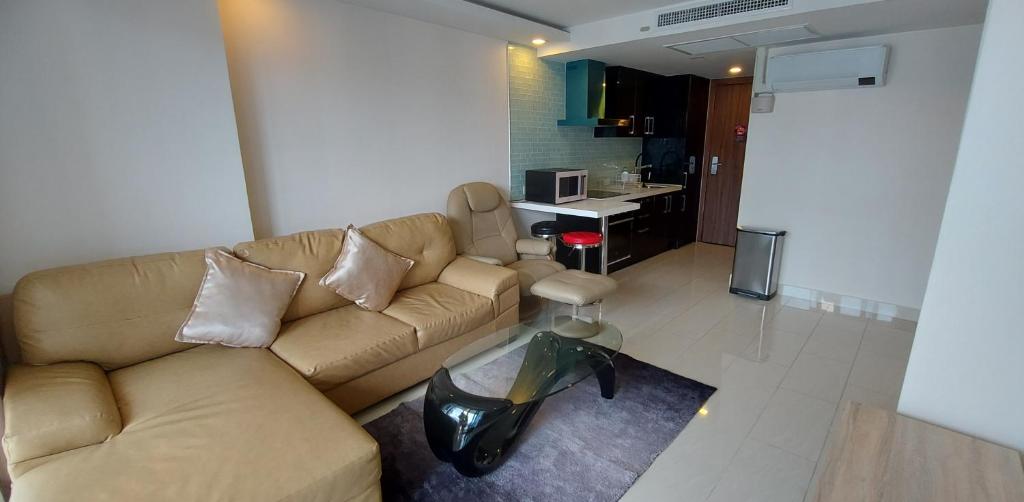 Posezení v ubytování Grand Avenue Pattaya - Luxury Suite - 2 bedroom 2 baths - Pool-view