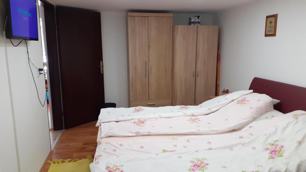 Postel nebo postele na pokoji v ubytování Berta Apartman
