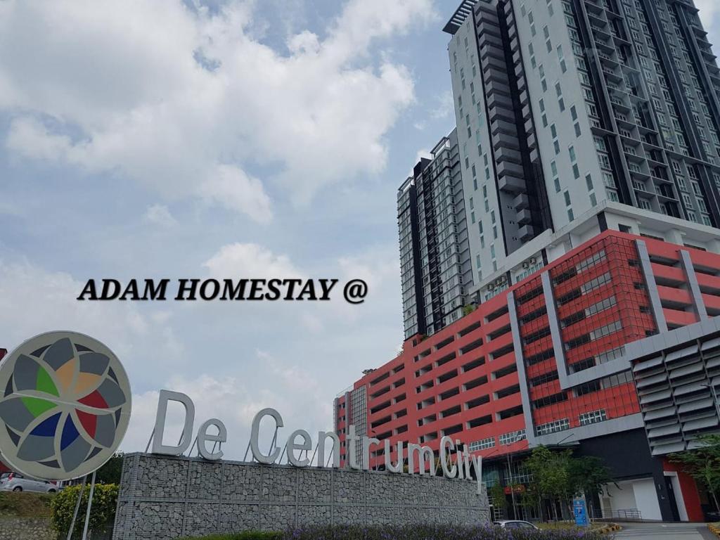 un gran edificio con un cartel delante en De Centrum by Adam Homestay, Putrajaya Kajang Bangi en Kajang