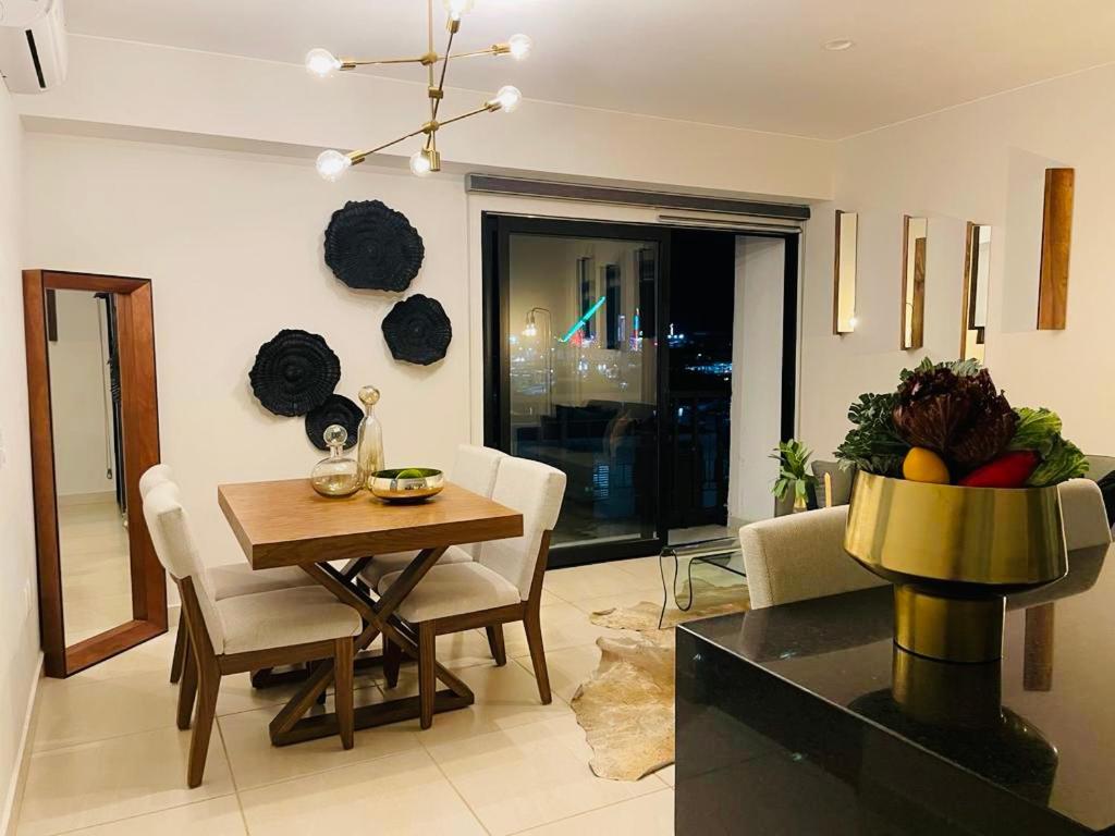 a living room with a table and a dining room at Hermoso Departamento de Lujo cerca del Auditorio Telmex in Guadalajara