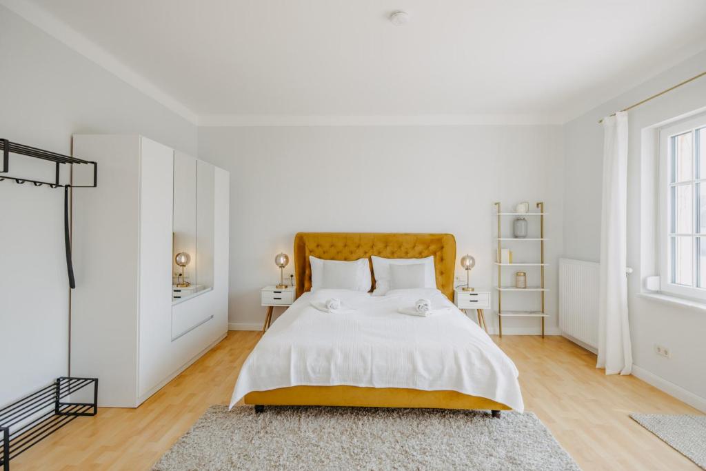 - une chambre blanche avec un grand lit aux murs blancs dans l'établissement Villa SEEhnsucht, à Jois