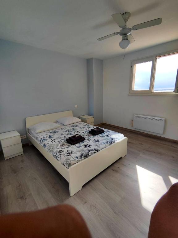 a bedroom with a bed in a room at Maison de 2 chambres avec vue sur la mer jardin clos et wifi a Sete in Sète