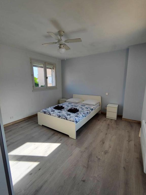 a bedroom with a bed and a ceiling fan at Maison de 2 chambres avec vue sur la mer jardin clos et wifi a Sete in Sète