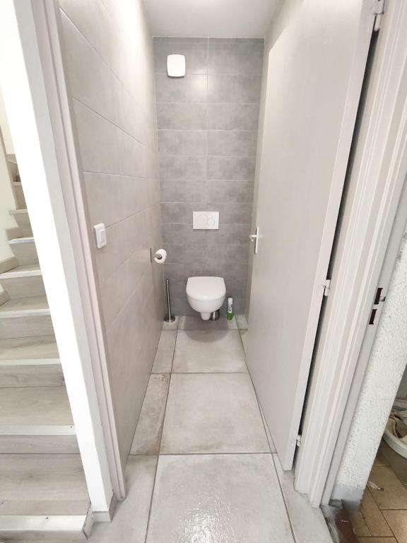 a small bathroom with a toilet in a hallway at Maison de 2 chambres avec vue sur la mer jardin clos et wifi a Sete in Sète