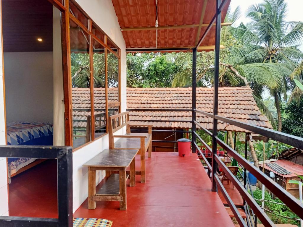 Rõdu või terrass majutusasutuses SHIV SAI HUTS